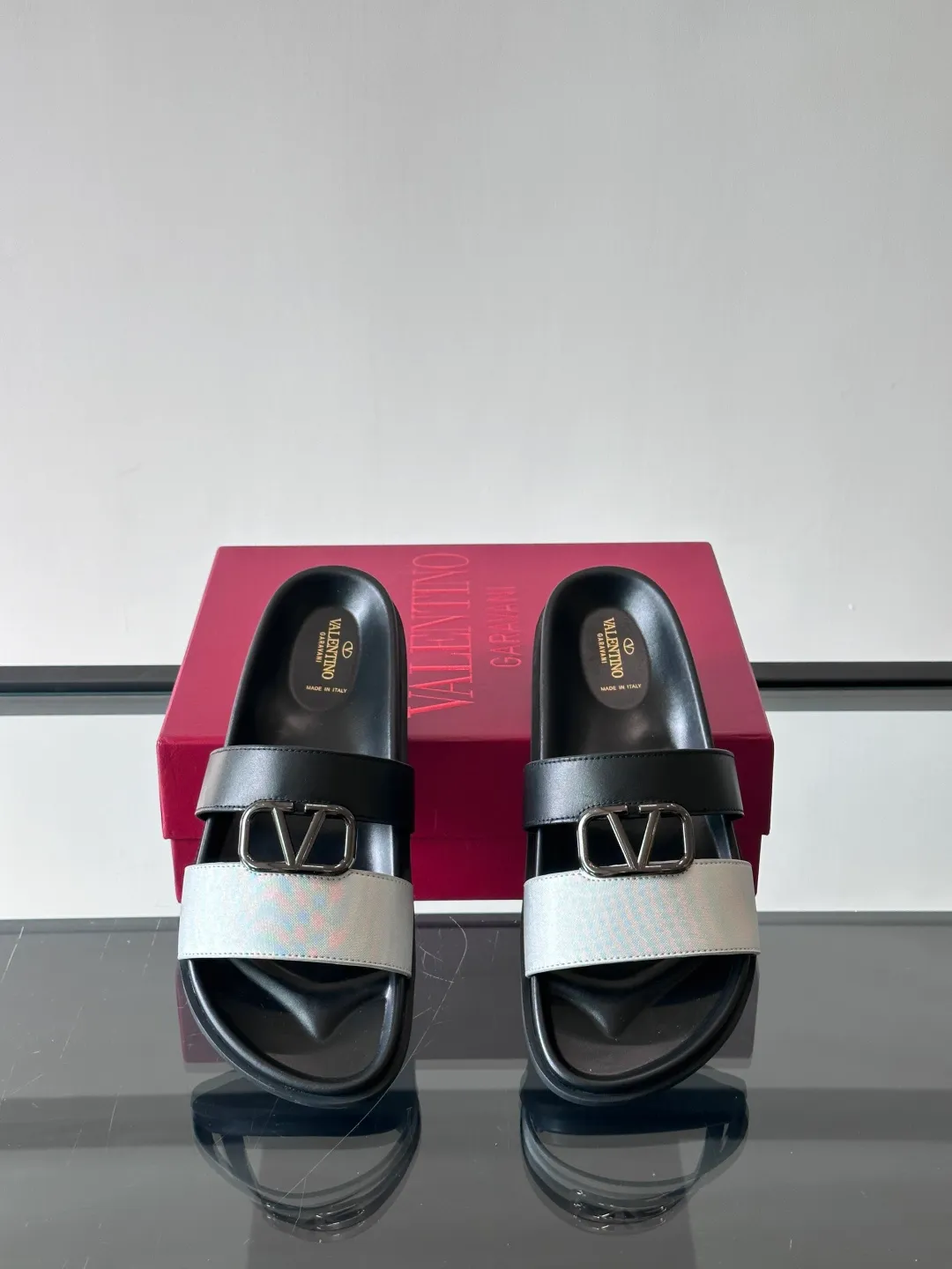 Men's shoes 💰p320 "VALENTINO" Valentino Men's 🧍‍♂️ Spring and summer new style metal rivet flat slippers, elegant sandals, the same style worn by celebrities, original molding, imported calfskin. Rubber outsole. Soft and durable, full set of counter packaging size: 39-44 (customized at 38.45.46)